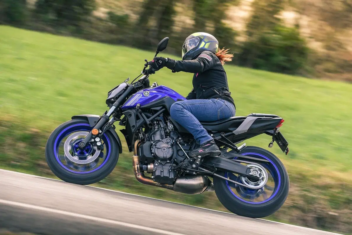 Triumph Trident 660 VS Yamaha MT-07: entry-level? No grazie! (5)