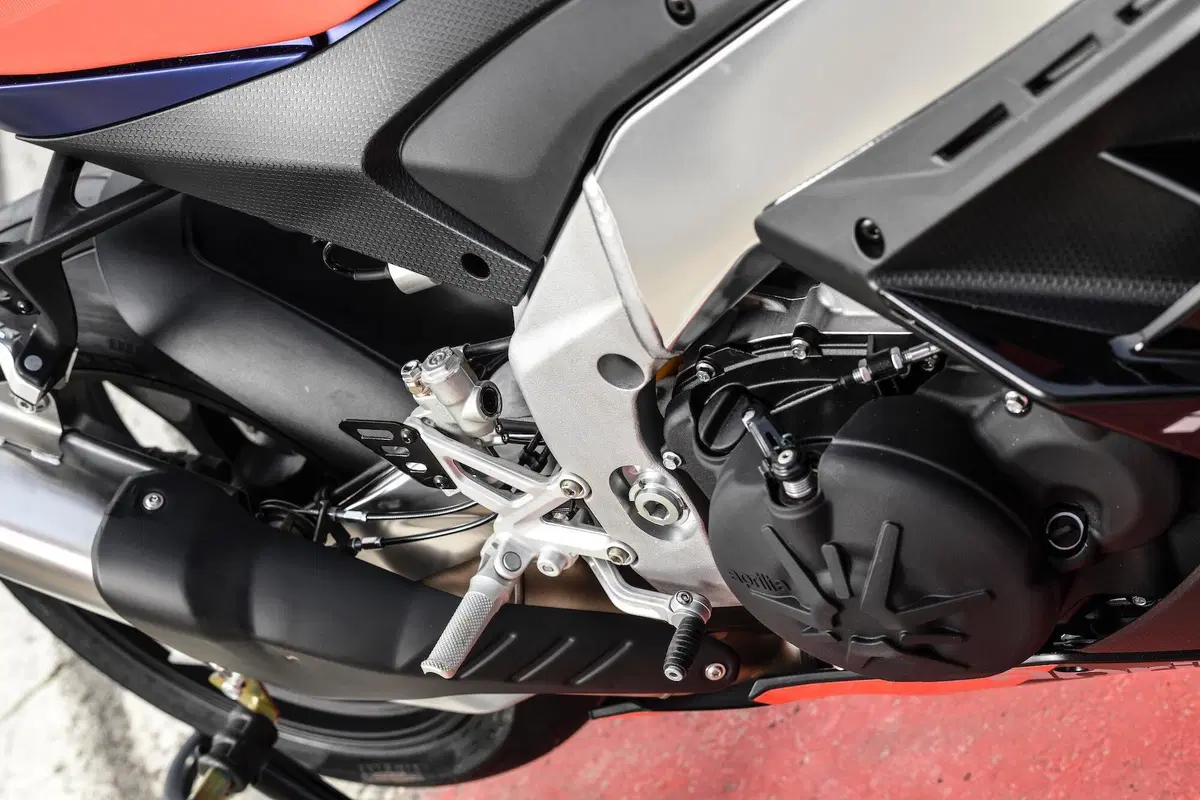 Aprilia RSV4 Factory 2021: è sempre lei! (2)