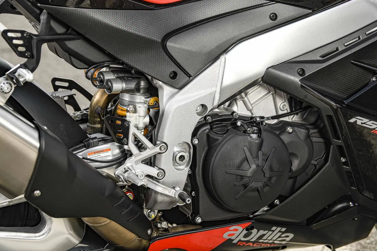 Aprilia RSV4 Factory 2021: è sempre lei! (2)