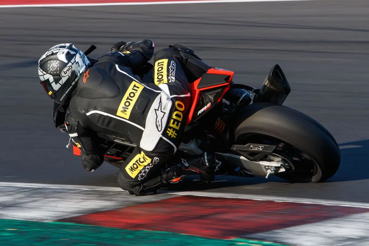 Aprilia RSV4 Factory 2021: è sempre lei! (4)