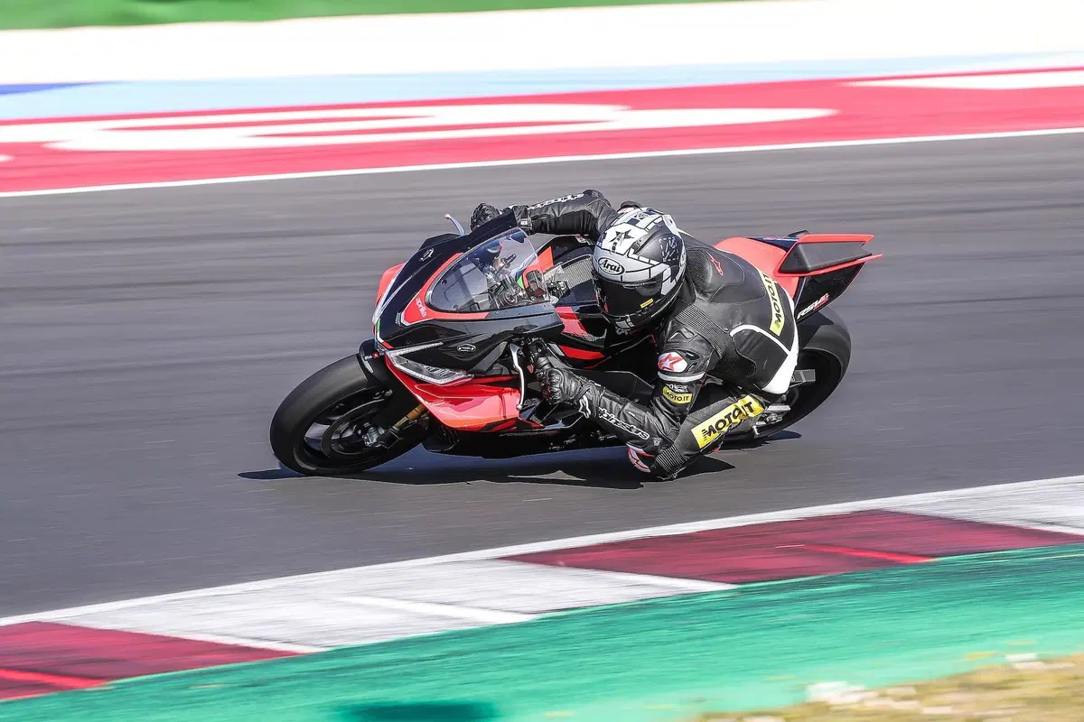 Aprilia RSV4 Factory 2021: è sempre lei! (5)