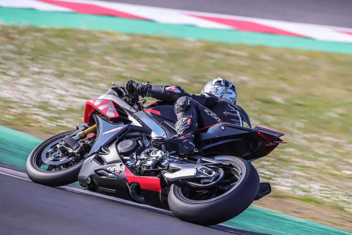 Aprilia RSV4 Factory 2021: è sempre lei!