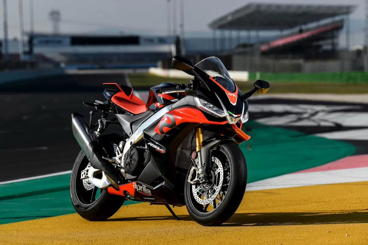 Aprilia RSV4 Factory 2021: è sempre lei! (7)