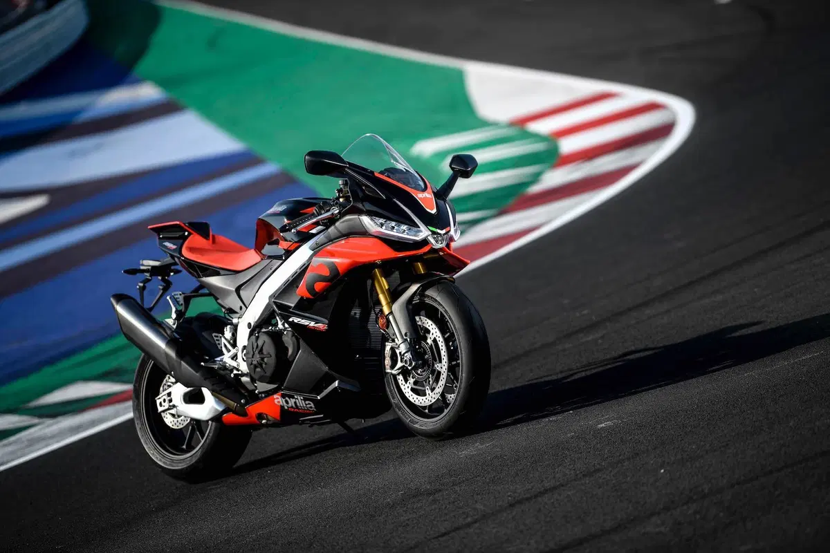 Aprilia RSV4 Factory 2021: è sempre lei! (9)