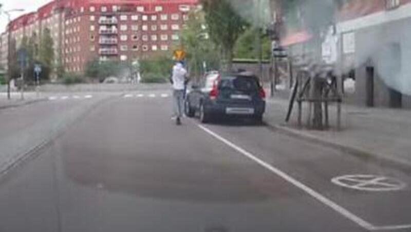 In due sul monopattino elettrico si schiantano contro una Volvo posteggiata [VIDEO]