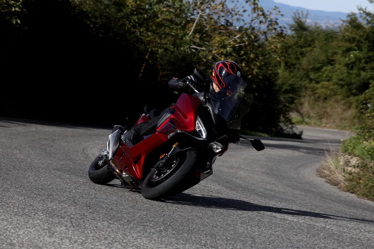 Honda Forza 750 TEST: più moto che scooter