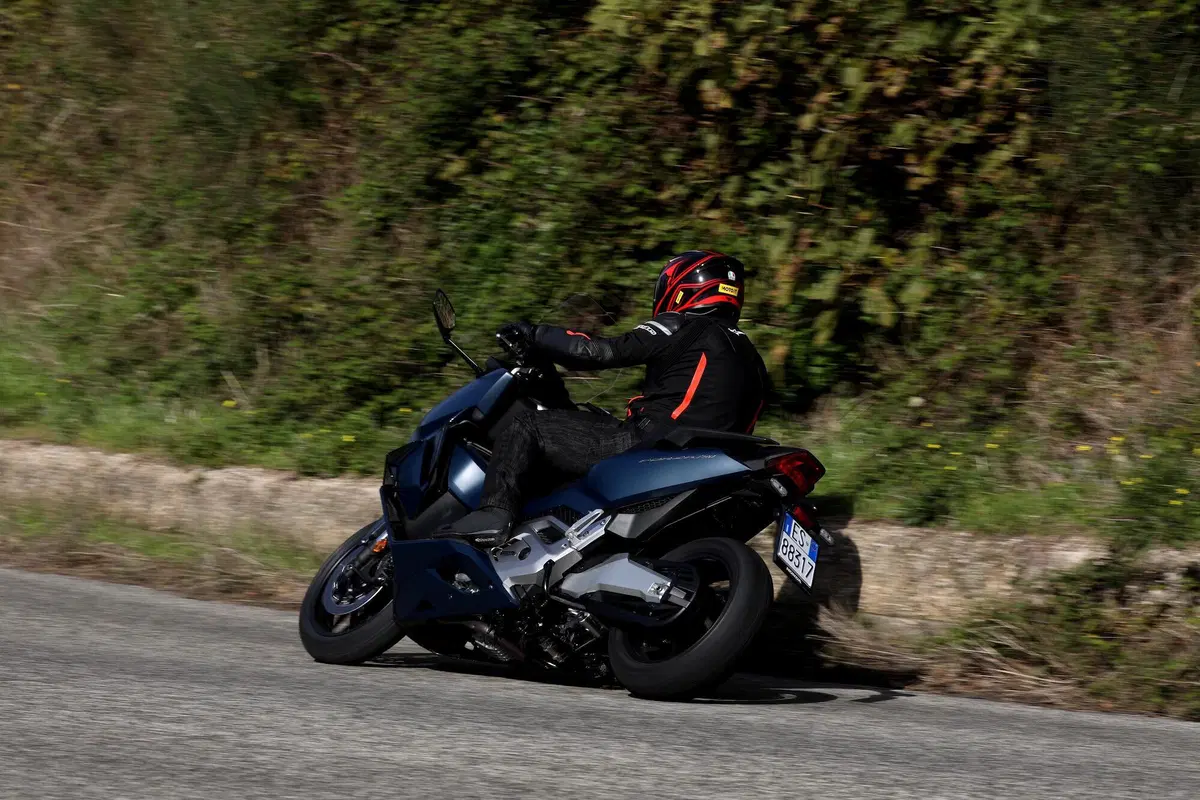 Honda Forza 750 TEST: più moto che scooter (2)