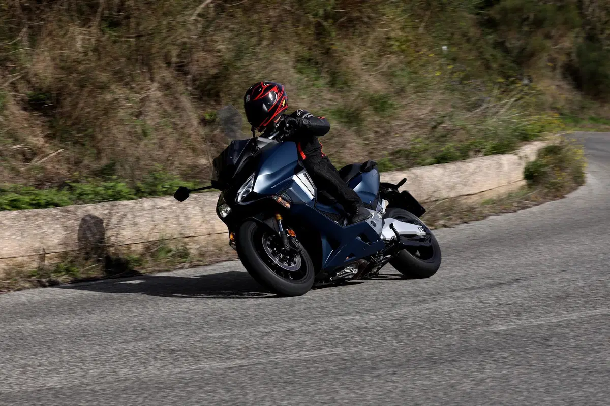 Honda Forza 750 TEST: più moto che scooter (4)