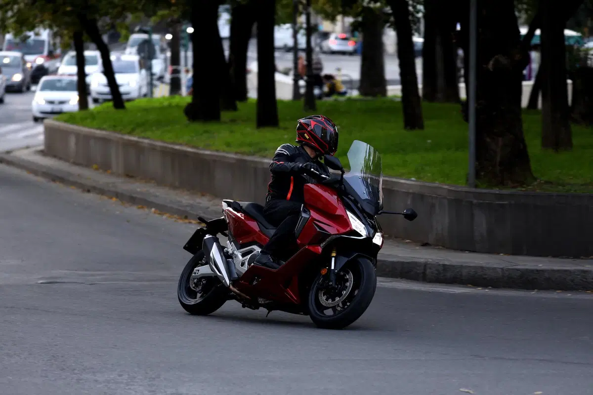 Honda Forza 750 TEST: più moto che scooter (5)