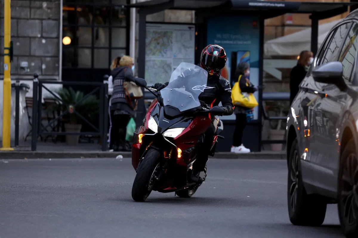 Honda Forza 750 TEST: più moto che scooter (6)