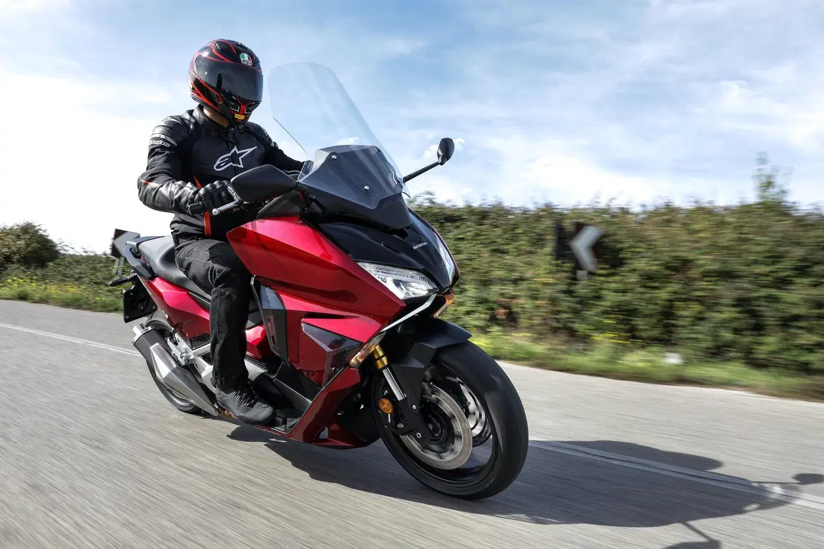 Honda Forza 750 TEST: più moto che scooter (8)