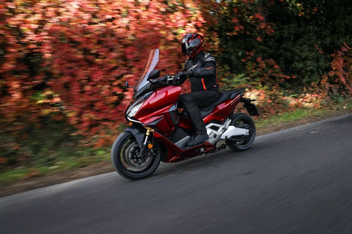 Honda Forza 750 TEST: più moto che scooter (9)