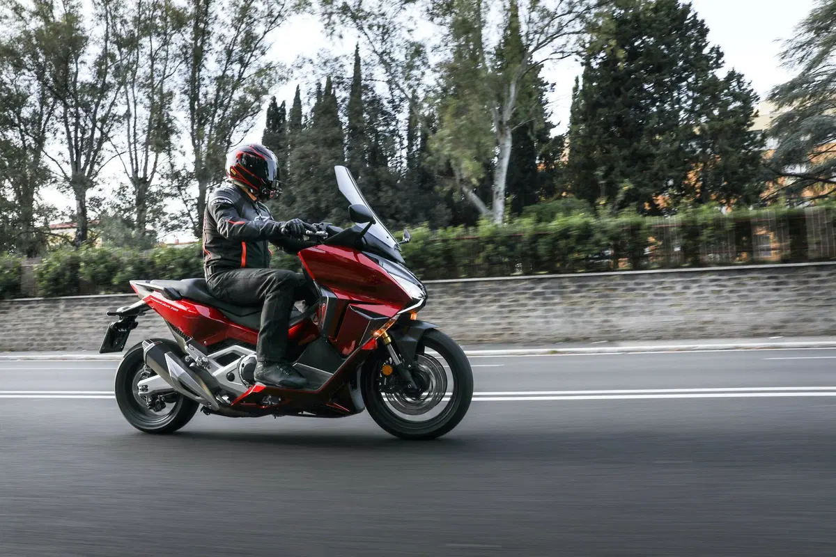 Honda Forza 750 TEST: più moto che scooter (10)