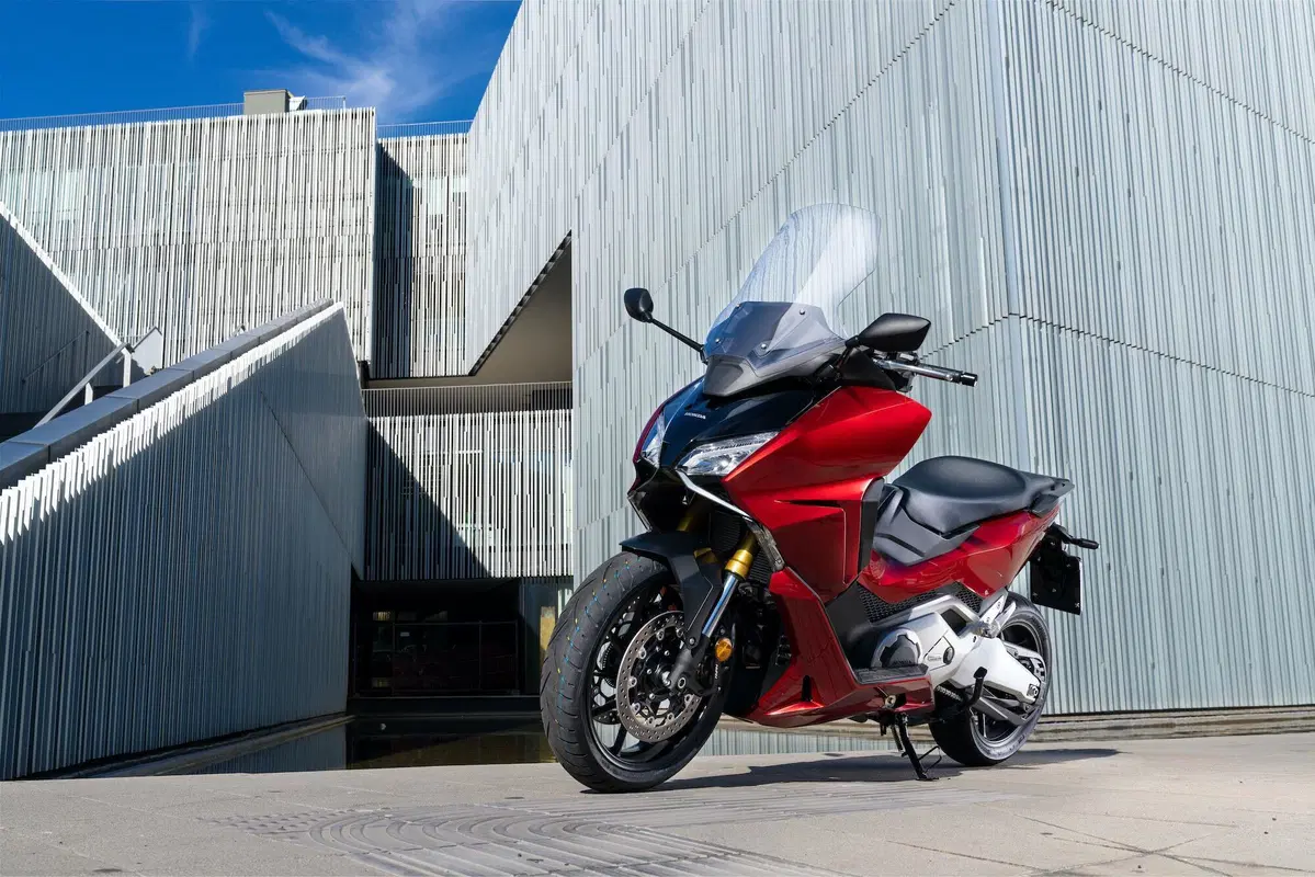 Honda Forza 750 TEST: più moto che scooter (14)
