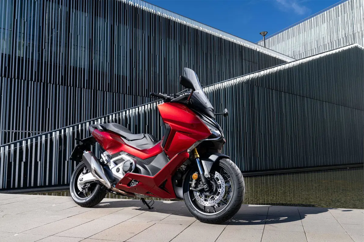 Honda Forza 750 TEST: più moto che scooter (15)