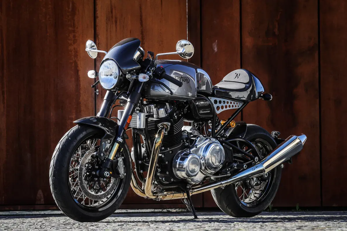 Norton Dominator Black. Café racer d'altri tempi...