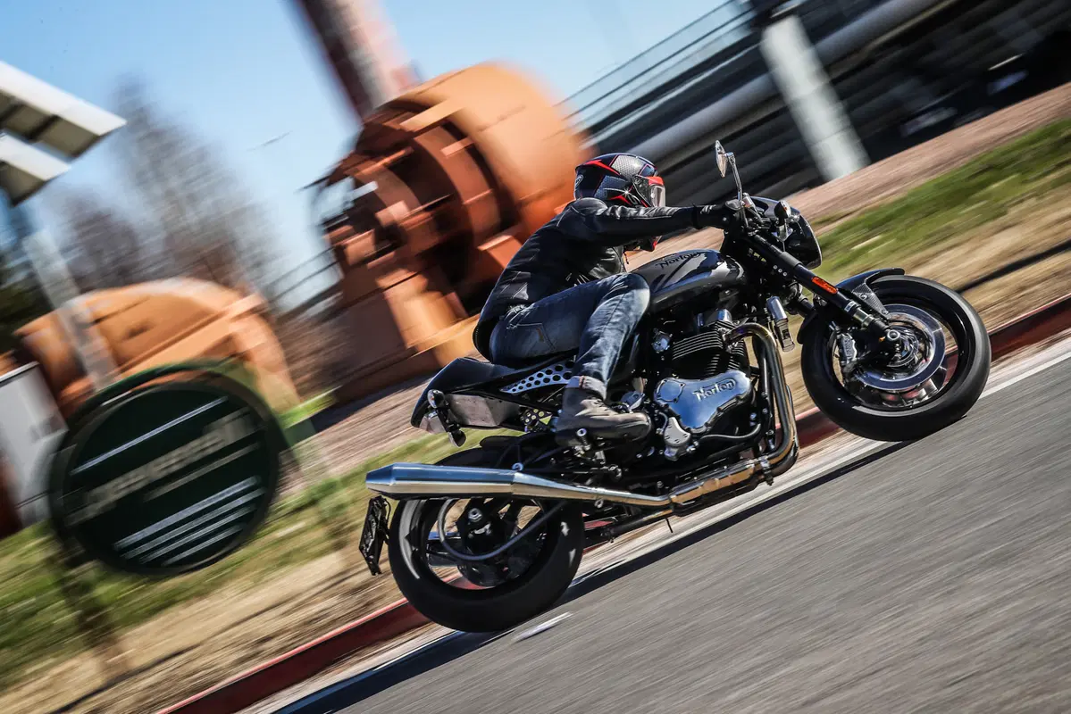 Norton Dominator Black. Café racer d'altri tempi... (6)