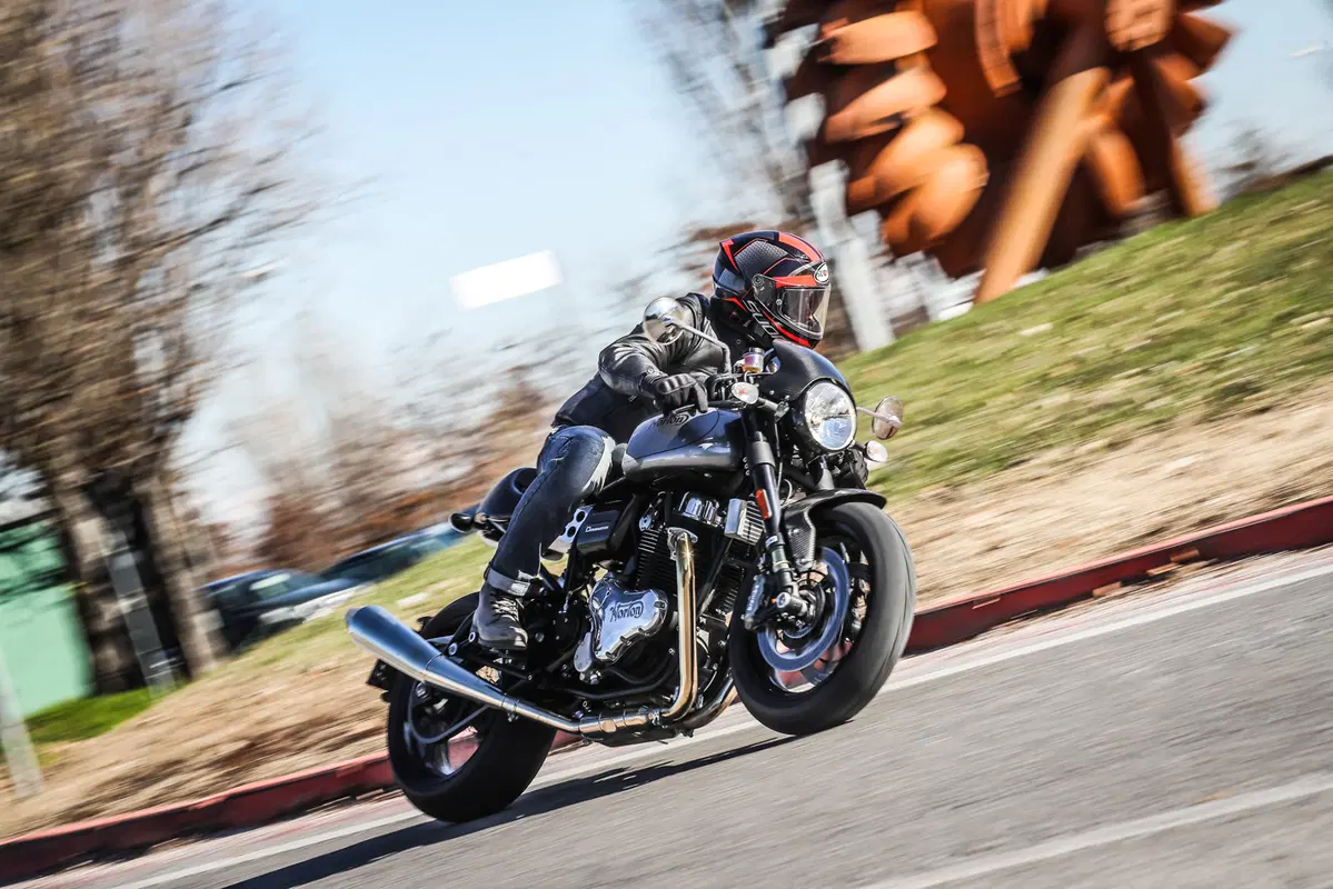 Norton Dominator Black. Café racer d'altri tempi... (7)