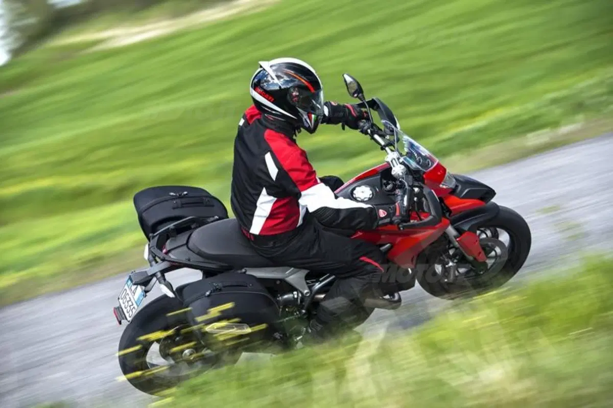 Ducati Hyperstrada 2013, video e prezzo (14)