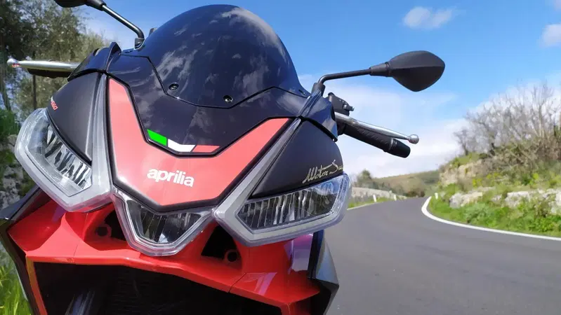 In fuga con l'Aprilia Tuono 660