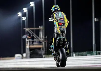 MotoGP. Valentino Rossi risponde a Marco Lucchinelli. A muso duro
