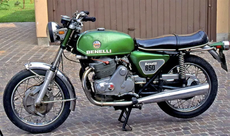 Il Tornado Benelli, venduto anche col marchio Motobi, &egrave; entrato sul mercato quando gi&agrave; la classe regina era la 750 e i bicilindrici paralleli dovevano avere l&rsquo;albero a camme in testa per non risultare obsoleti. Il progetto era valido ma il successo commerciale &egrave; mancato