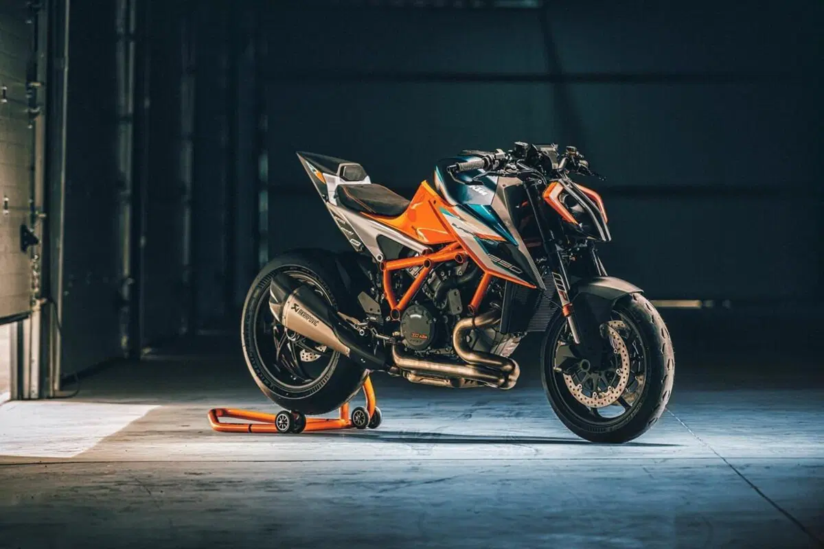 Nuova KTM 1290 Super Duke RR. Dati e immagini definitive