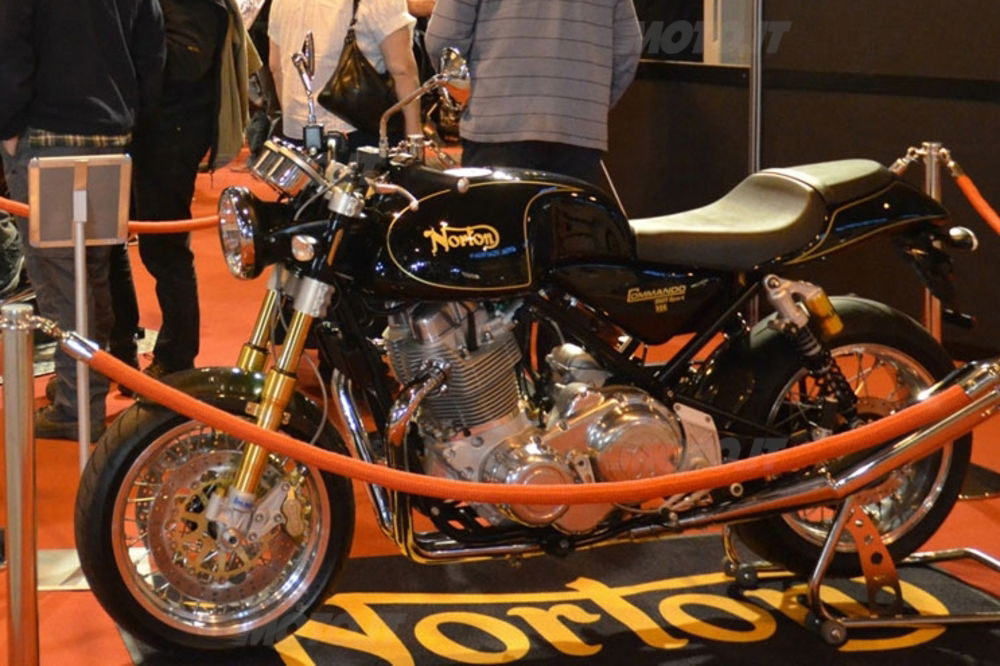 NORTON COMMANDO 961 DUAL SEAT 