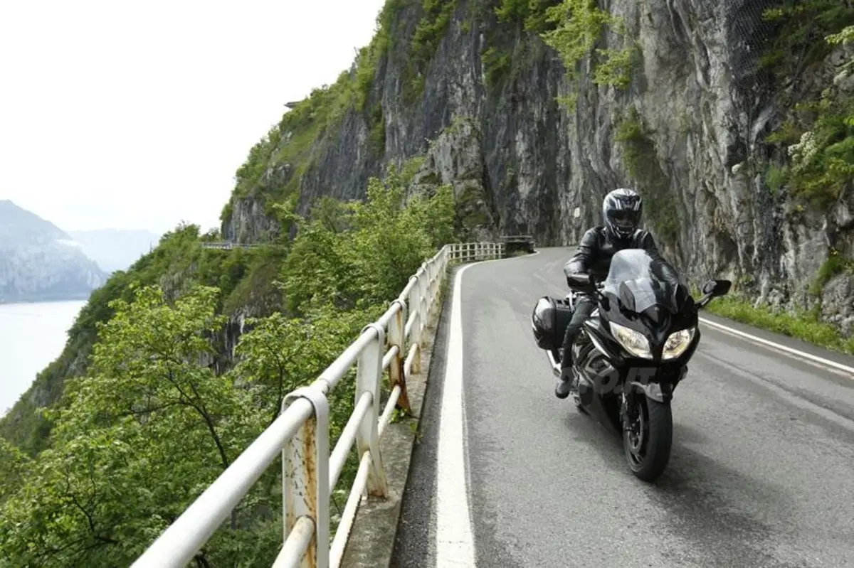 Yamaha FJR 1300 AS (2)