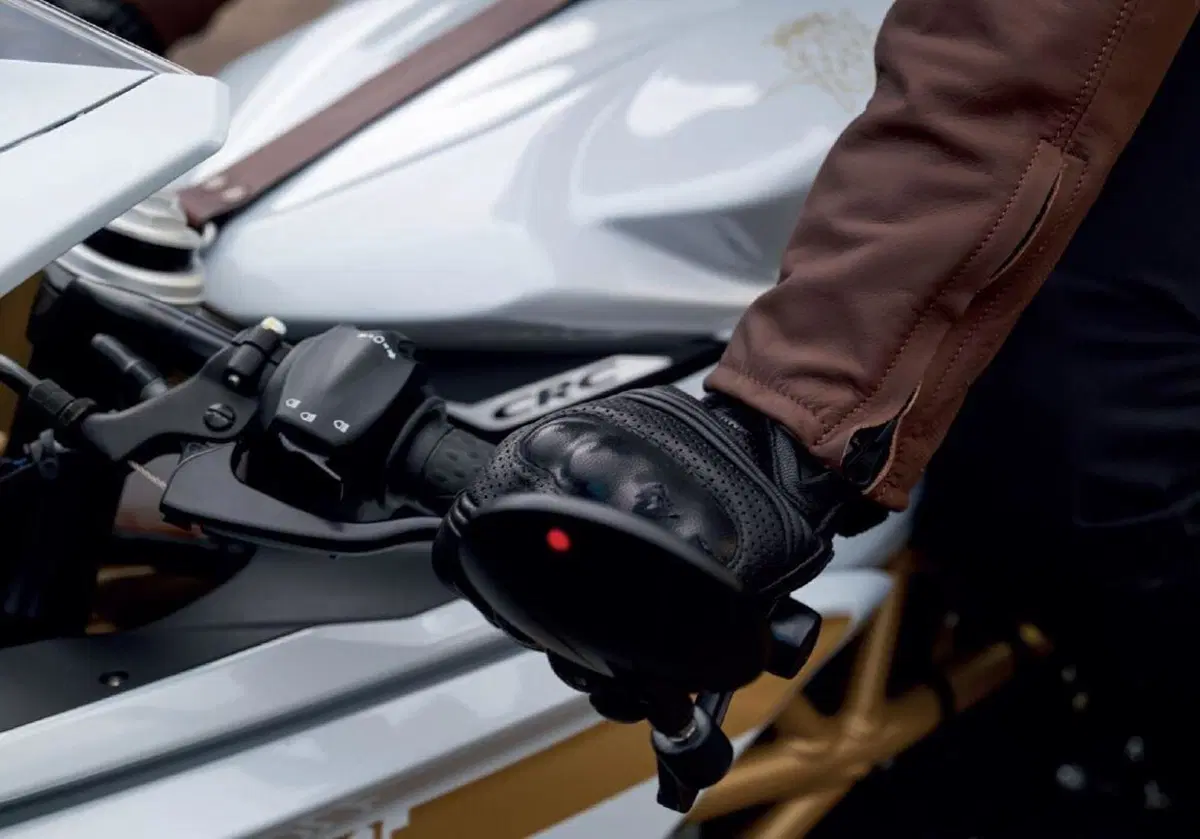 MV Agusta Superveloce 800 m.y. 2021. Due versioni evolute. Dati e prezzi (12)