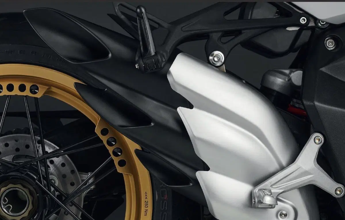 MV Agusta Superveloce 800 m.y. 2021. Due versioni evolute. Dati e prezzi (18)