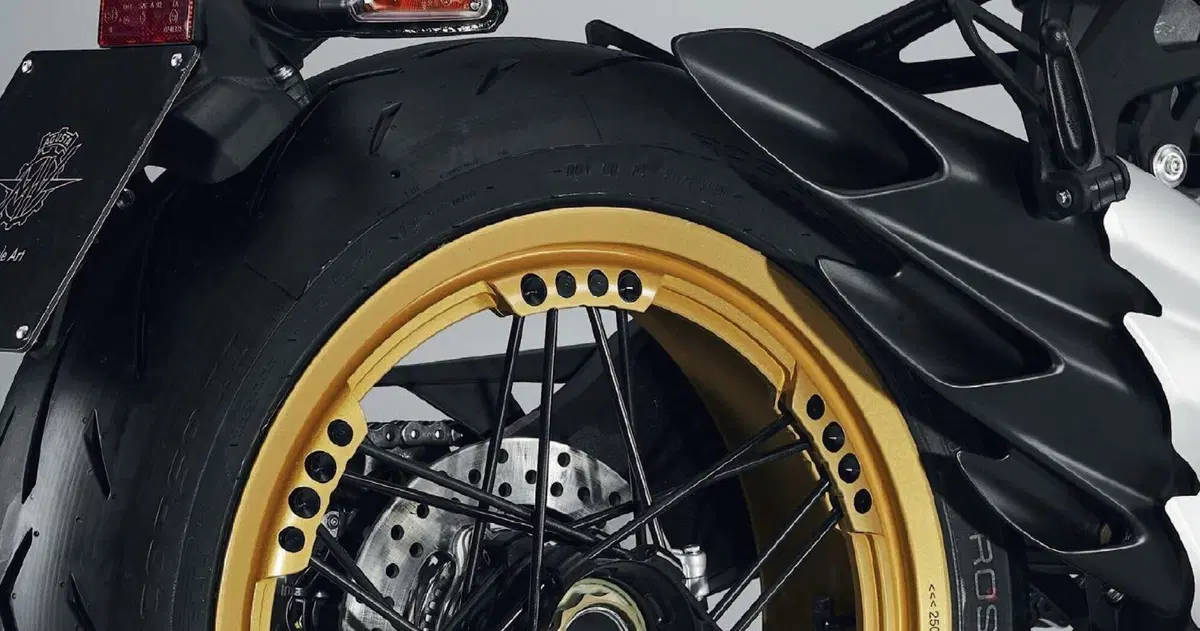 MV Agusta Superveloce 800 m.y. 2021. Due versioni evolute. Dati e prezzi (17)