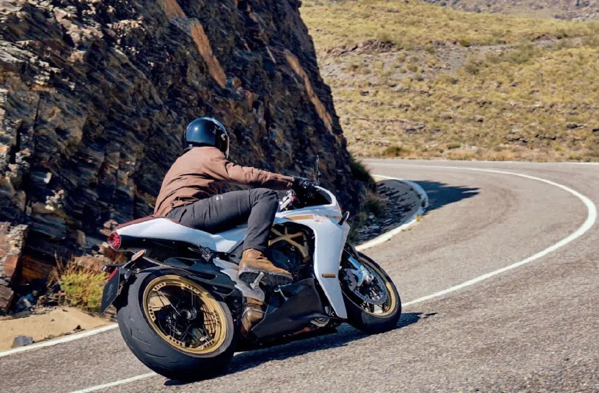 MV Agusta Superveloce 800 m.y. 2021. Due versioni evolute. Dati e prezzi (23)