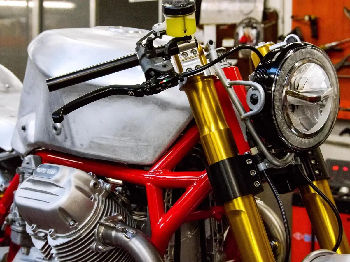 GCorse Classic 992. Le Mans speciale per i 100 anni di Moto Guzzi (6)