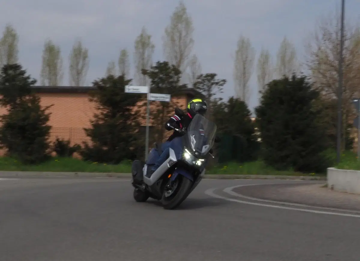 SYM Maxsym 400 TEST: lo sport GT si rinnova (8)