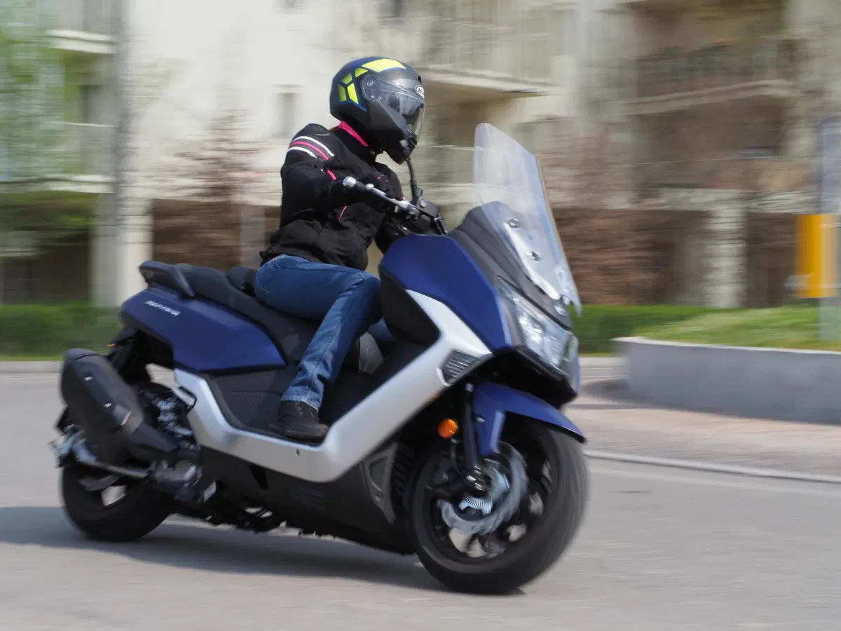 SYM Maxsym 400 TEST: lo sport GT si rinnova (5)