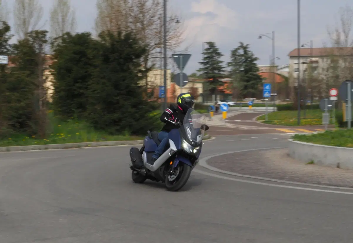 SYM Maxsym 400 TEST: lo sport GT si rinnova (10)