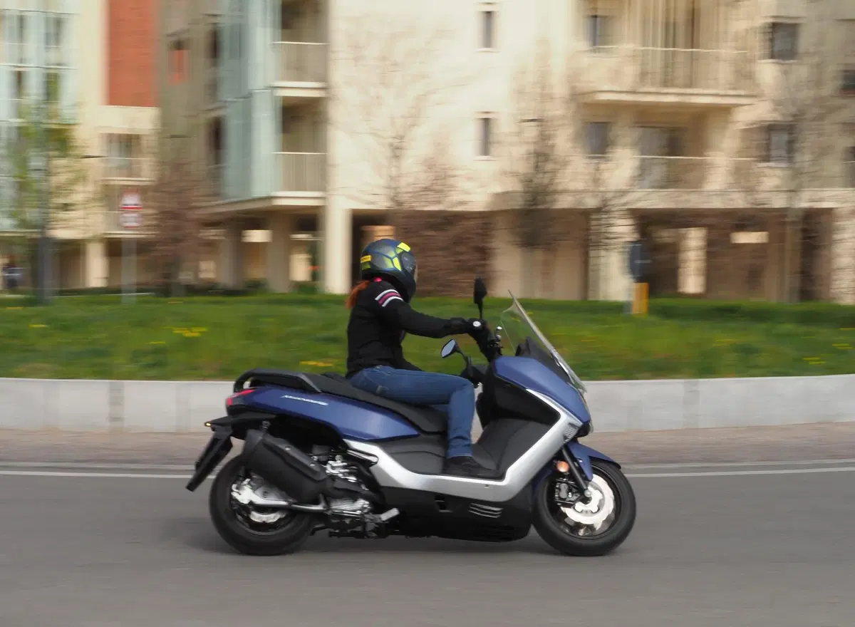 SYM Maxsym 400 TEST: lo sport GT si rinnova (7)