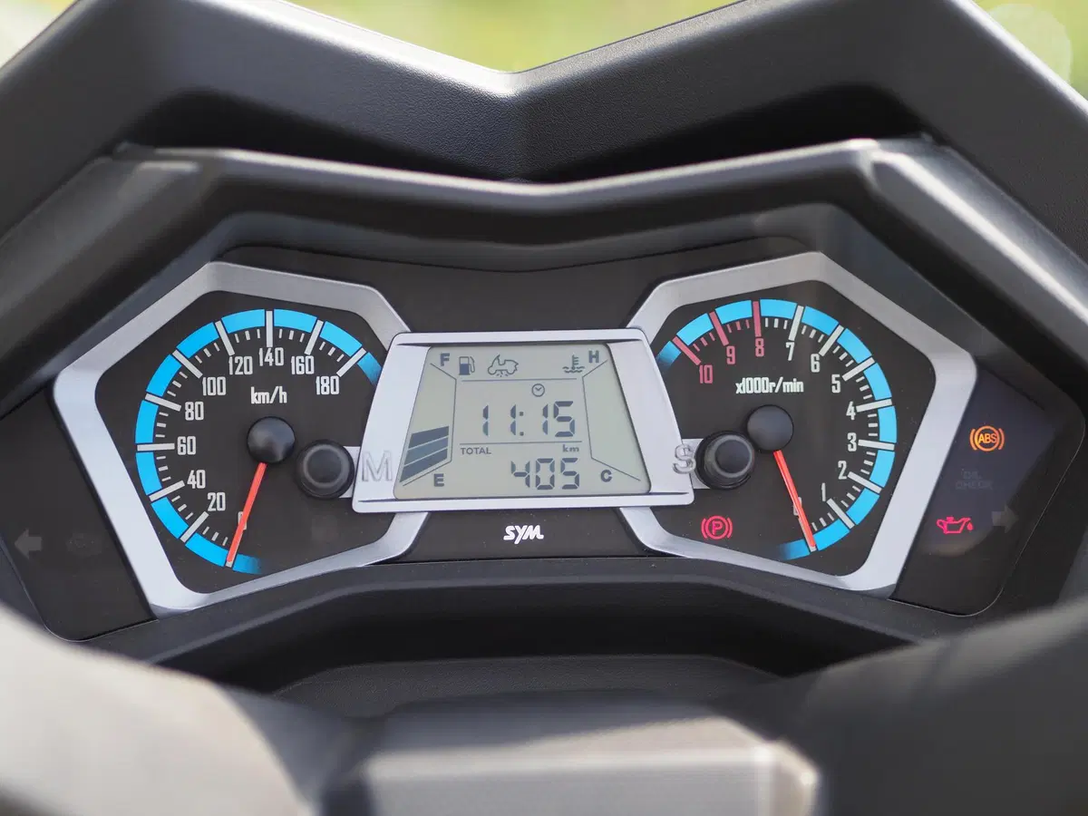 SYM Maxsym 400 TEST: lo sport GT si rinnova (15)