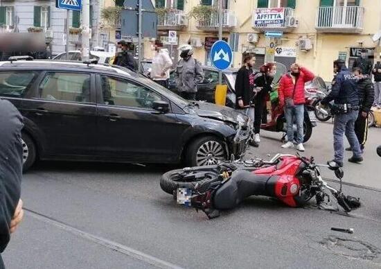 Napoli, Falchi in moto contro un’auto: un agente è grave