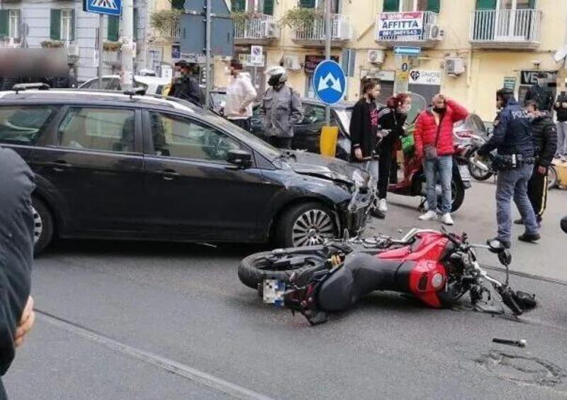 Napoli, Falchi in moto contro un&rsquo;auto: un agente &egrave; grave