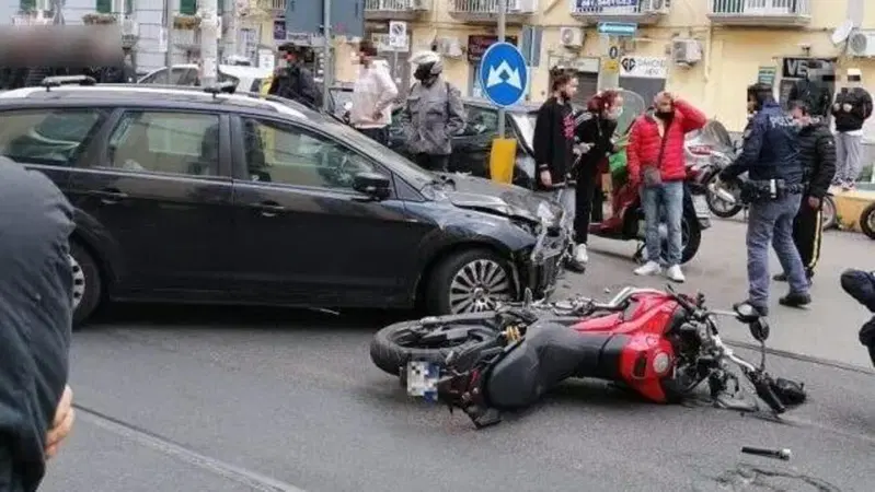 Napoli, Falchi in moto contro un&rsquo;auto: il sovrintendente Vivenzio non ce l'ha fatta