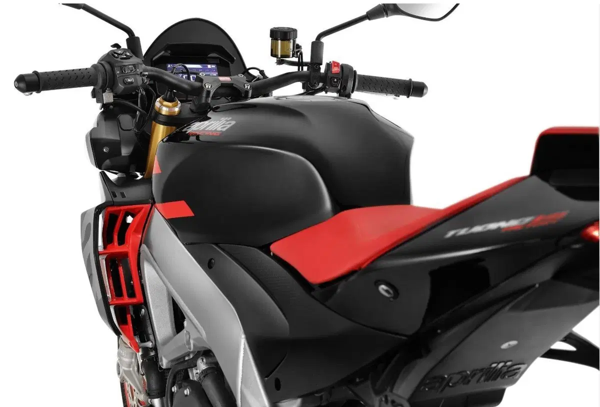 Aprilia Tuono V4 e V4 Factory 2021: presto in vendita. I prezzi (8)