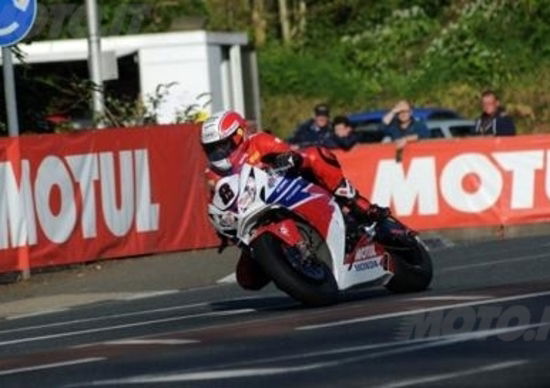 Tourist Trophy, Michael Dunlop domina il venerdì