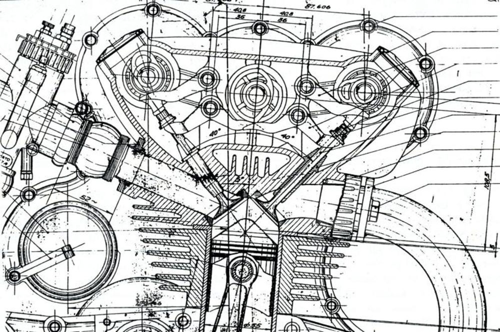 Il primo sistema desmodromico impiegato dalla Ducati (sui motori da corsa) prevedeva tre alberi a camme (uno di chiusura e due di apertura)