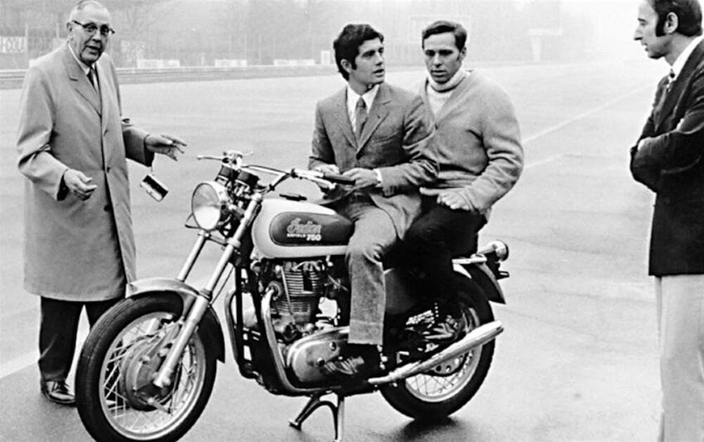 Quattro leggende a Monza nel 1969! Da sinistra, il vulcanico Floyd Clymer, l&rsquo;inarrivabile Giacomo Agostini, il grande Cal Rayborn e il geniale Leopoldo Tartarini. La moto &egrave; una Indian con motore bicilindrico Royal Enfield