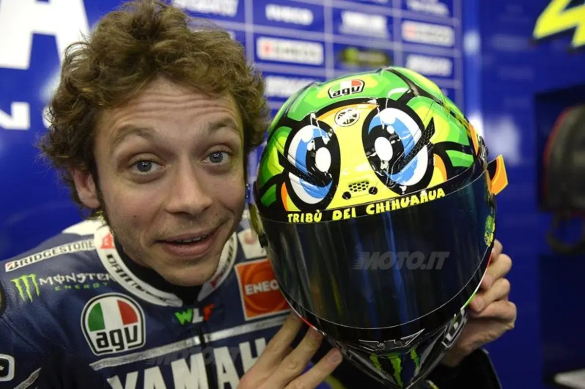 VIDEO. Valentino Rossi spiega il casco "La Tarta" del Mugello