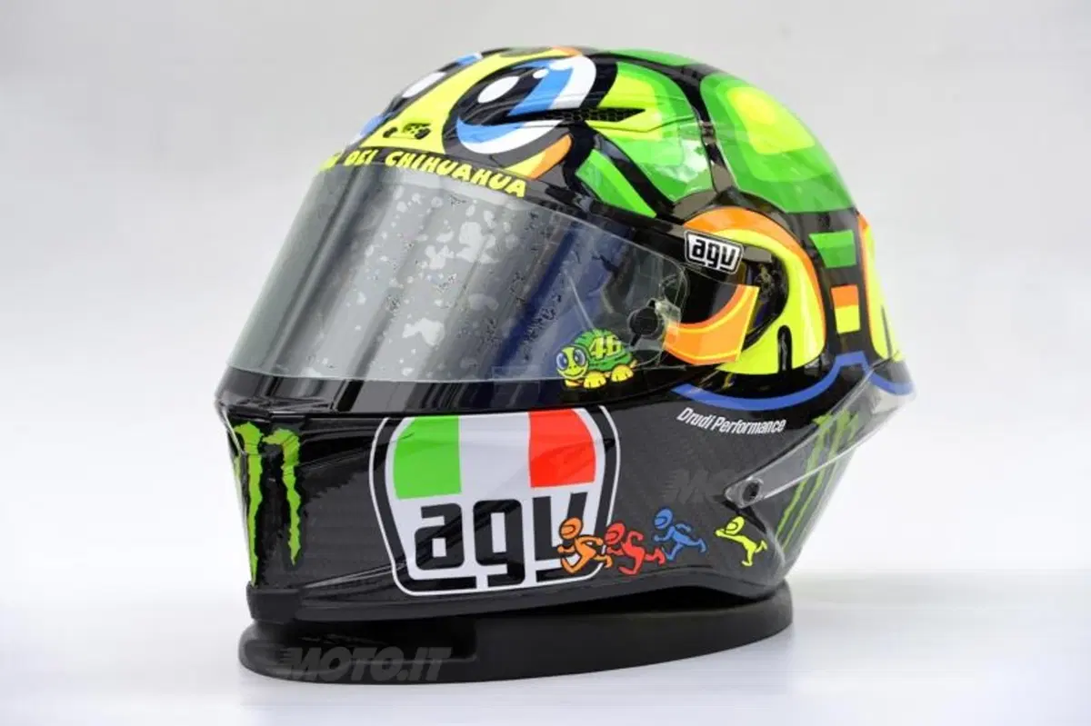 VIDEO. Valentino Rossi spiega il casco "La Tarta" del Mugello (2)