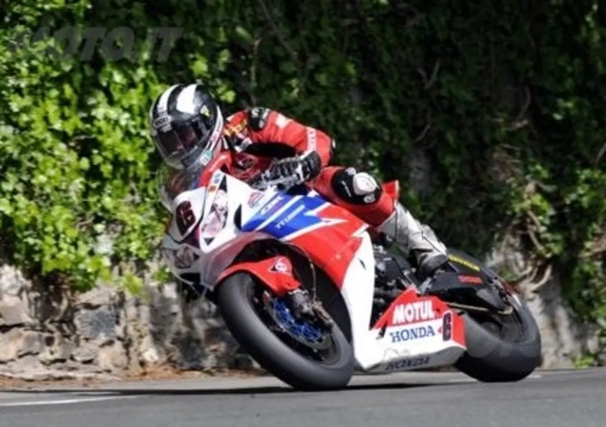 TT, Superbike: prima vittoria per Michael Dunlop