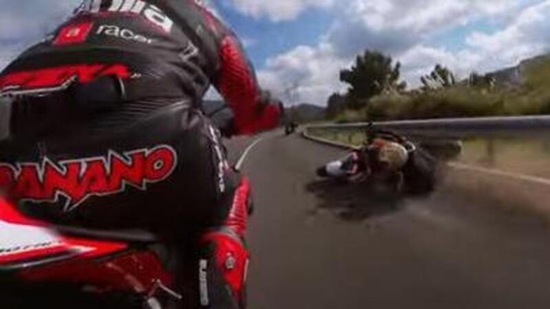Aprilia Tuono vs KTM Super Duke: lo youtuber sulla moto italiana si salva per un pelo [VIDEO]